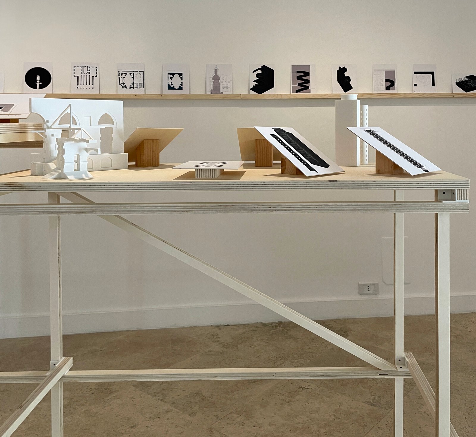Foto de Mesa con maquetas y exposiciones sobre arquitectura de escaleras